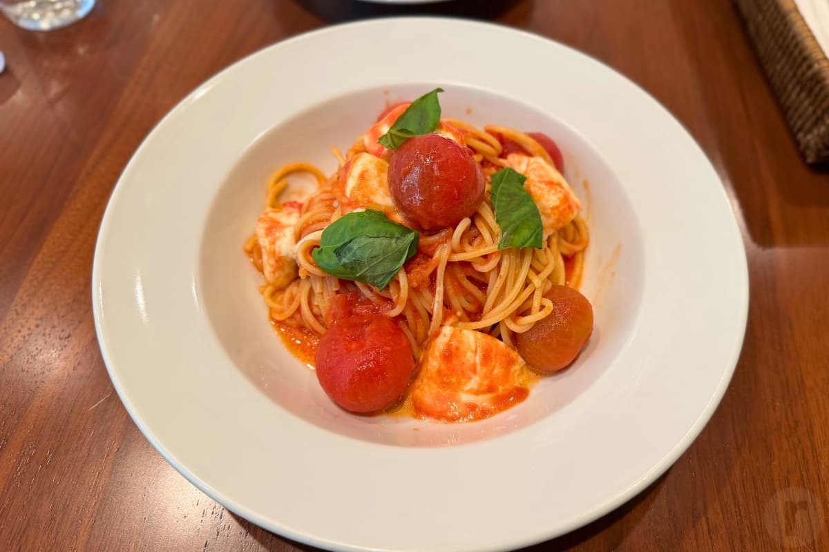 「トマトとモッツァレラチーズ」のパスタ