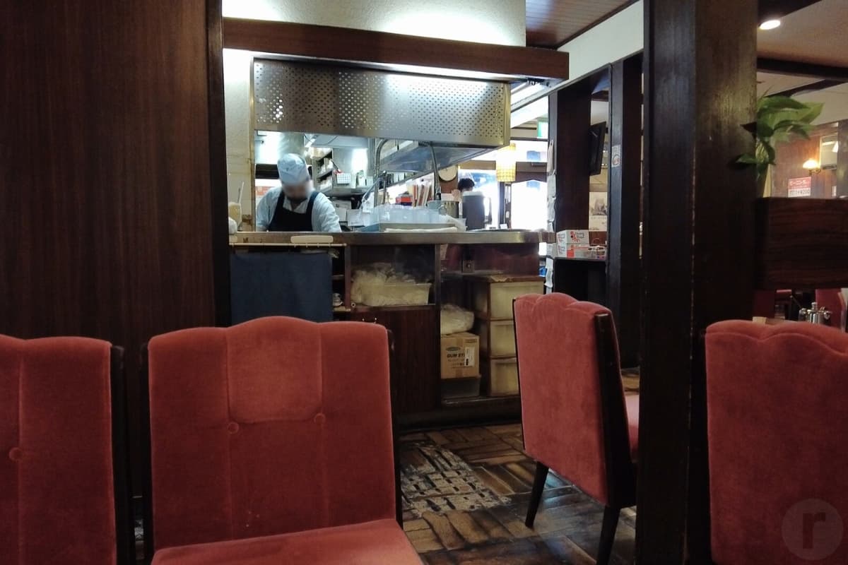 入店!純喫茶のような落ち着いた雰囲気の店内