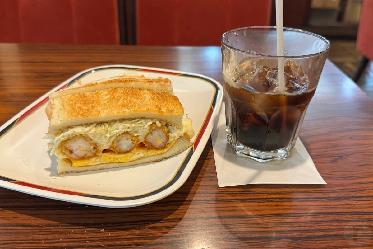コンパル名物!エビフライサンドとアイスコーヒー