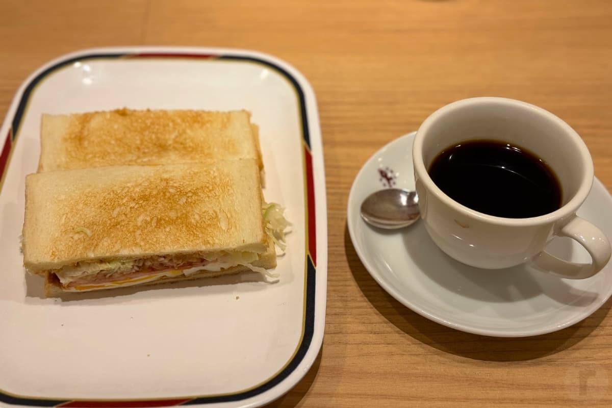 モーニングメニューのハムエッグトースト