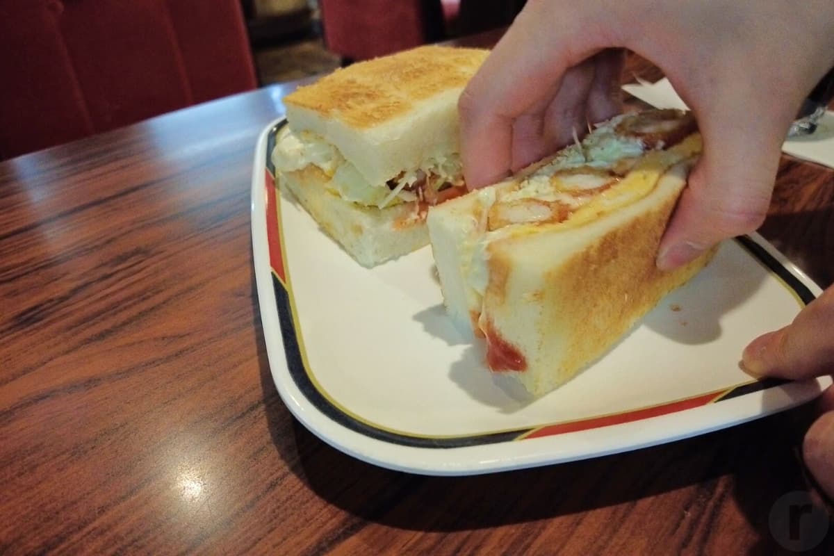 中のエビフライを落とさないように、しっかりと手ではさんで..一口。