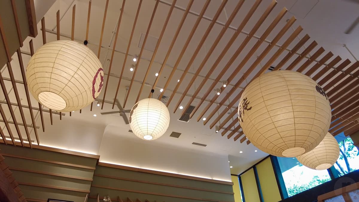 店内は全体的に明るく、日差しもほどよく入ってくる