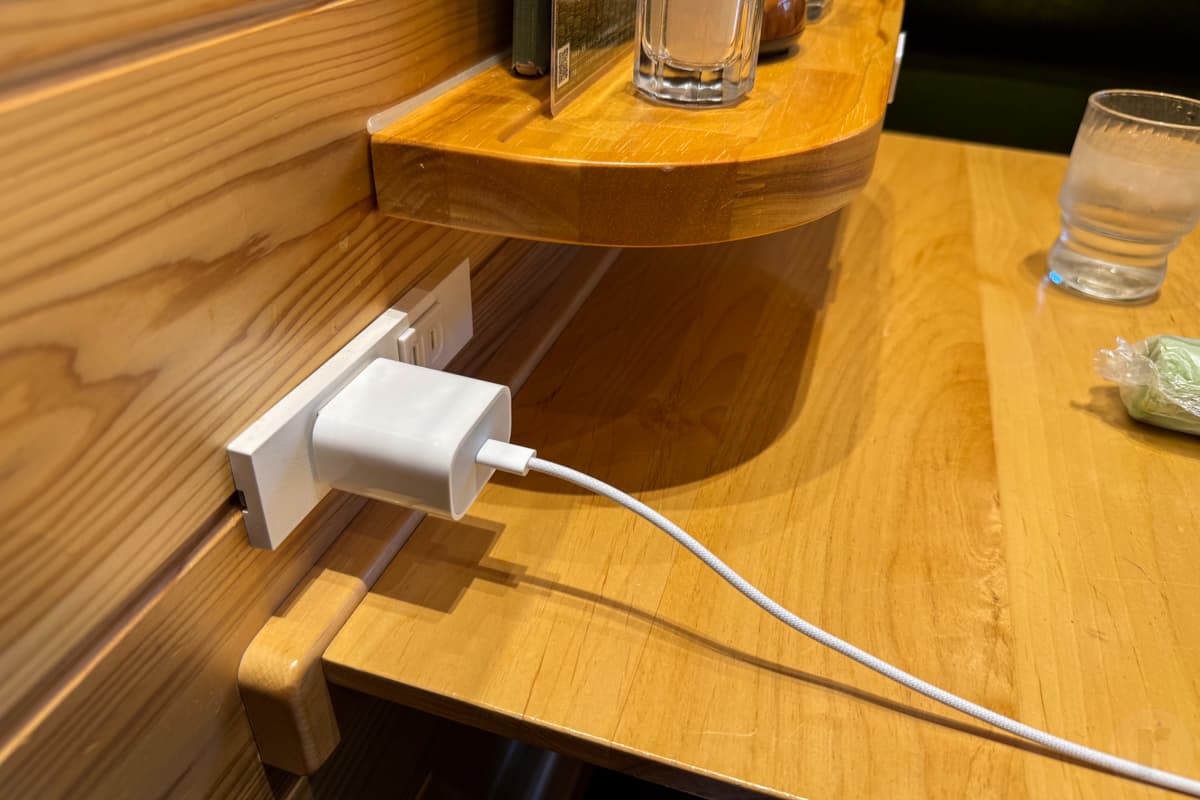 電源はテープル脇に確保