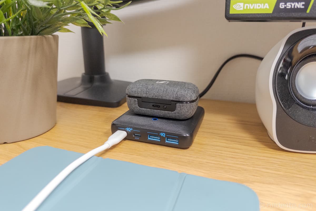 個人的には、薄型の平置き設計を活かして、Qiワイヤレス充電にも対応していれば、デスクでの利便性がさらに向上したと感じます。