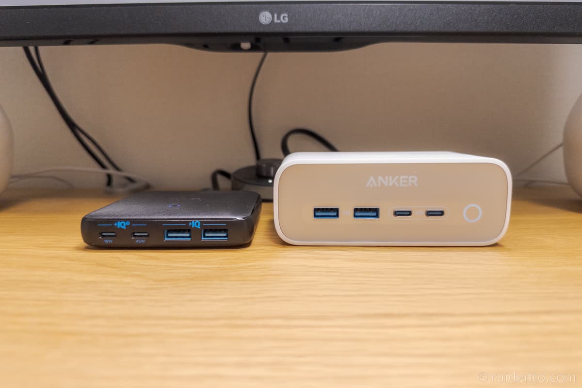 Anker 525 charging stationとのサイズ比較