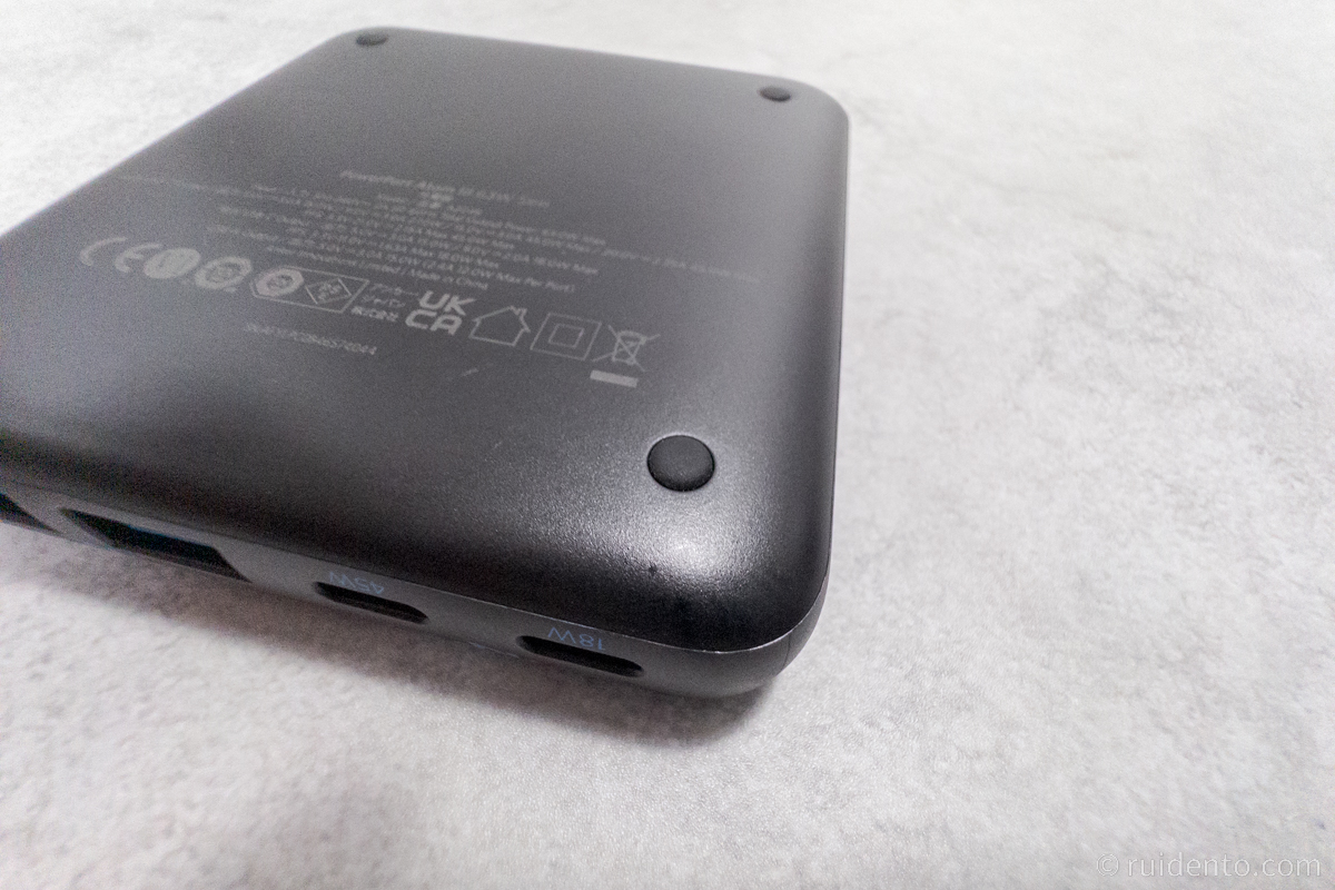 背面側の四方には小さなゴム足が備えられていて、安定感もあります。