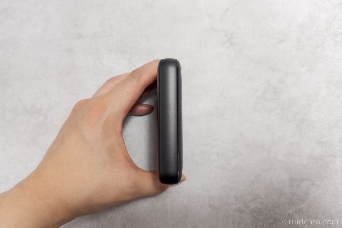 充電ステーションとは思えない薄型デザイン。