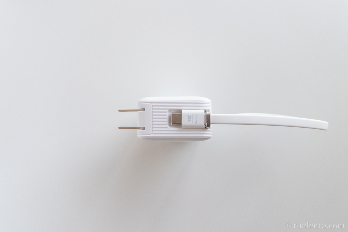 本体上部にはUSB-Cケーブルのプラグがぴったりと収まるよう設計