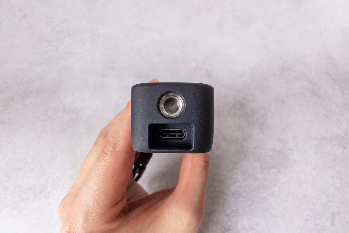 三脚穴と充電用のUSB-C端子。
