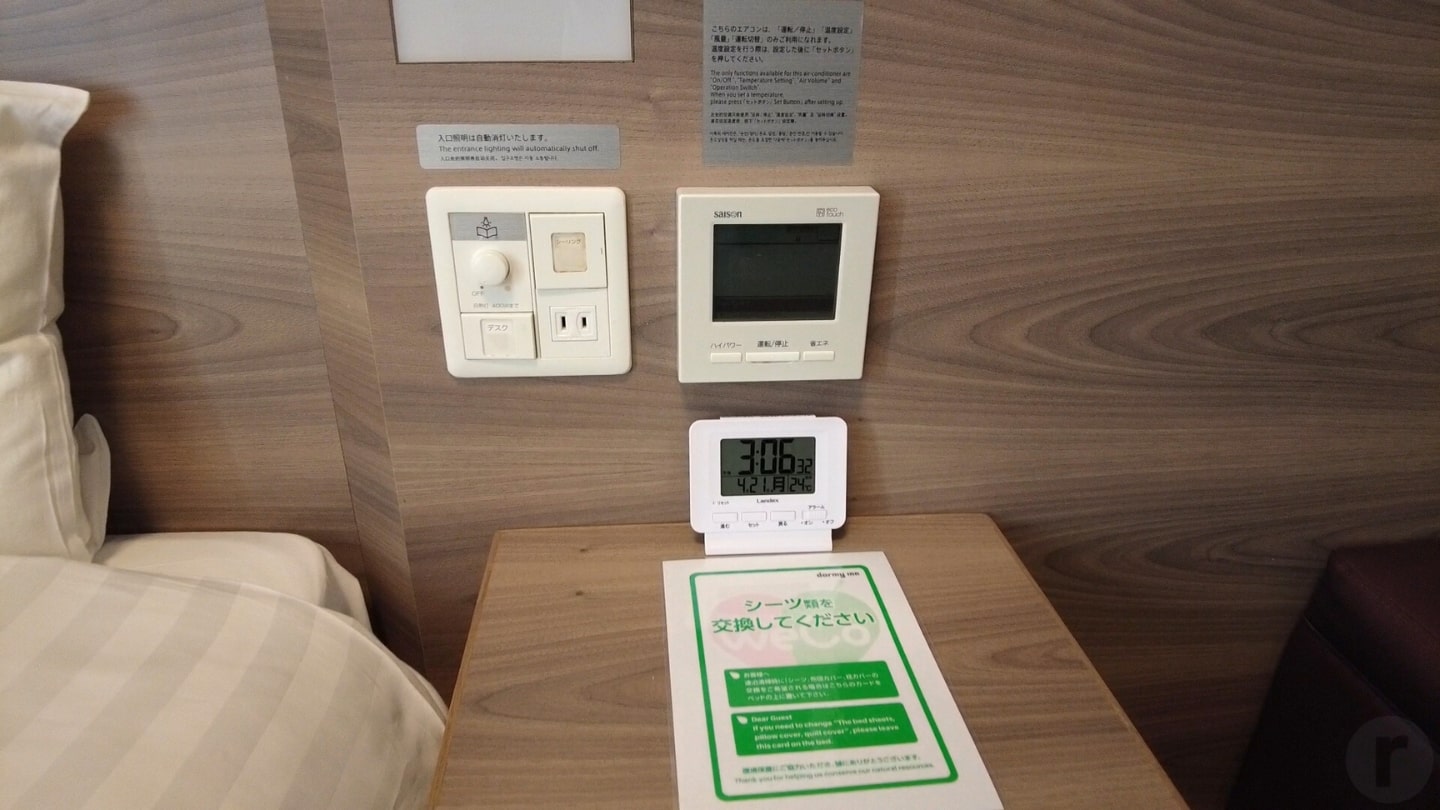 ベッド脇には電源コンセントが1つあり、照明とエアコンの操作が可能です。