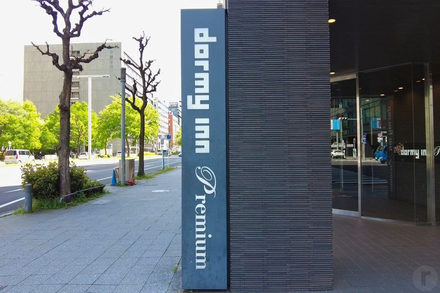 上にも下にも看板があるのでわかりやすいです。