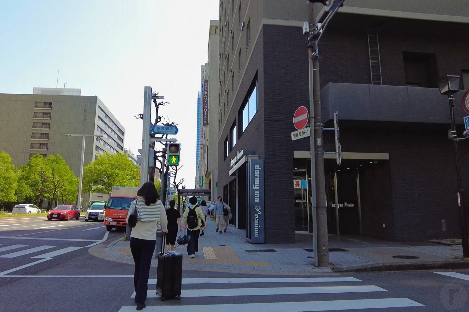 横断歩道前。ホテルの様子。