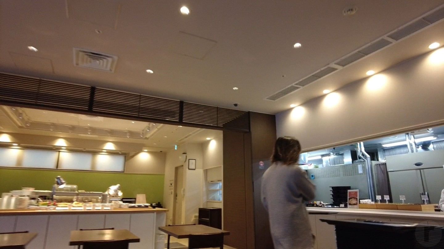 入口側で小鉢やきしめんをいただけました。奥側にひつまぶしなどのメインの品が取り揃えられています。