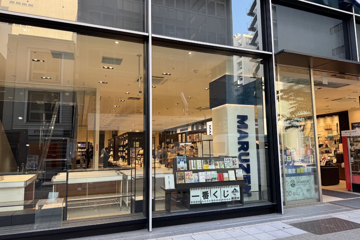 店舗前にはちょっとしたベンチスペースもある
