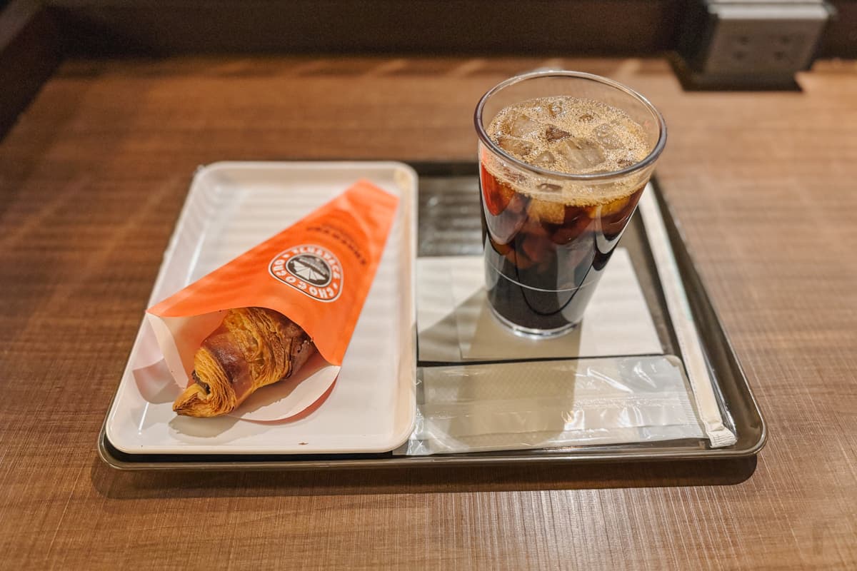 注文したメニューはチョコクロ230円とアイスコーヒーM380円で計610円。