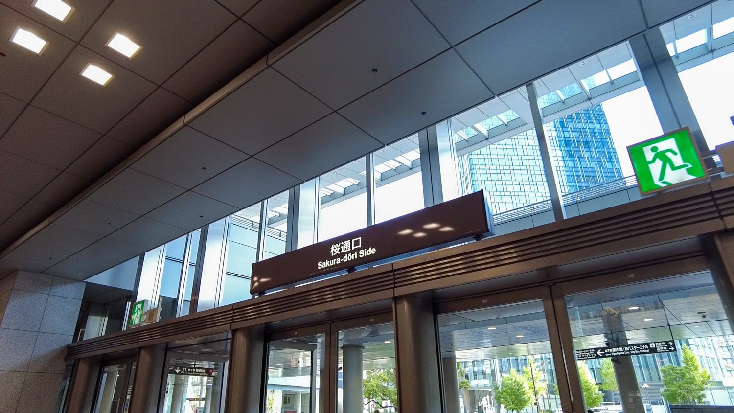 桜通口を出て左に進むと、東山線へと続く地下通路がありました。