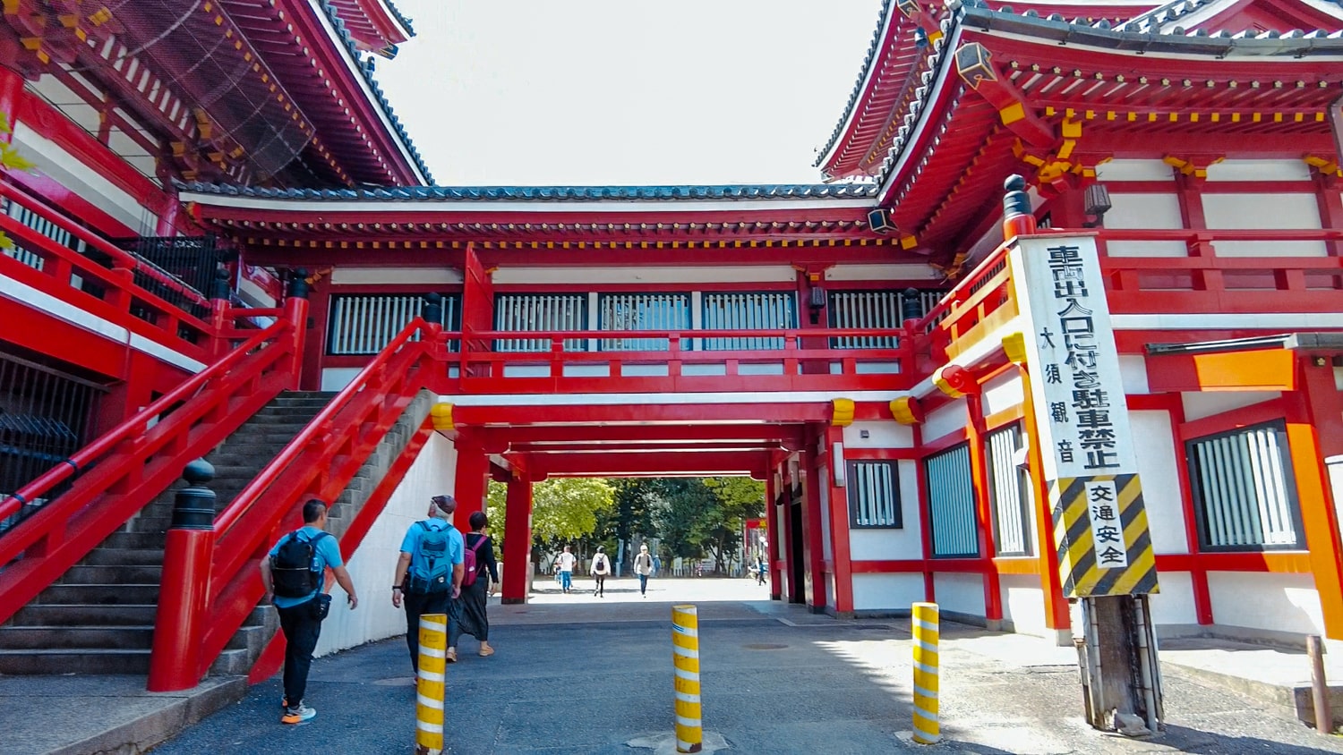 こちらは裏口のようですが、かなりきれいです。