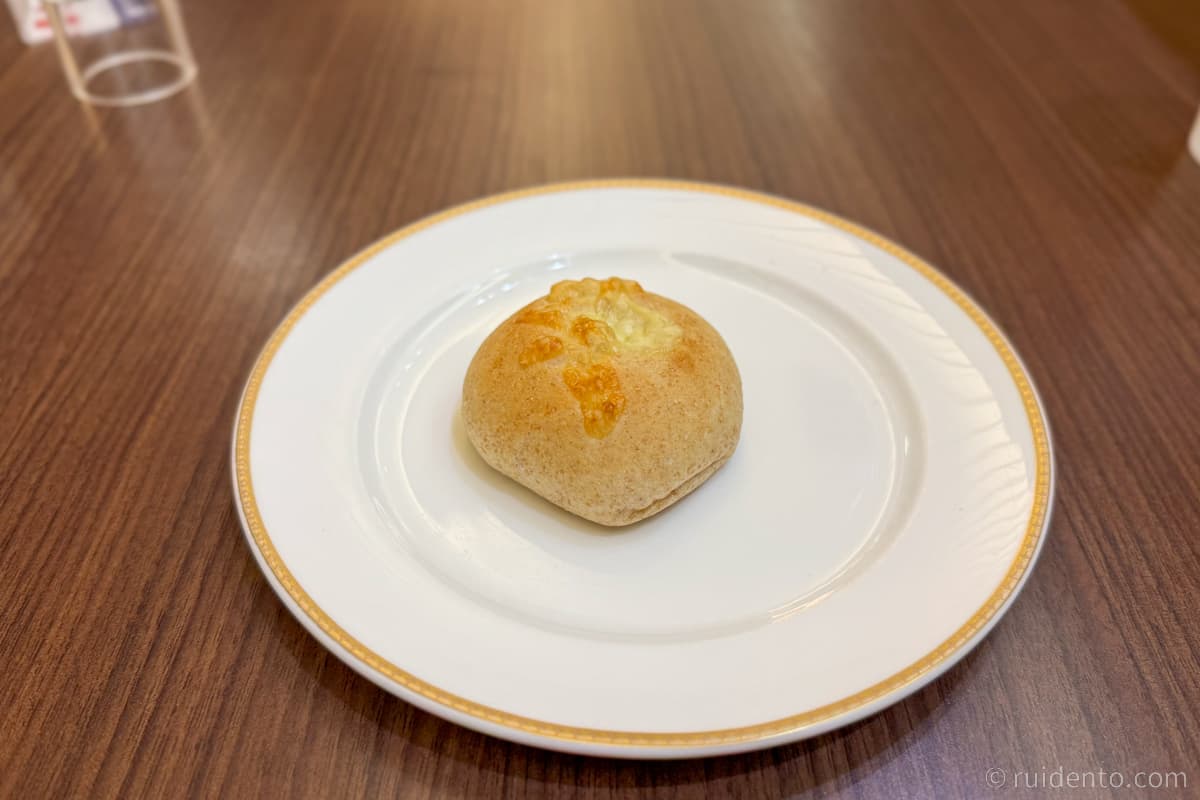 まずはチーズ入りのパン