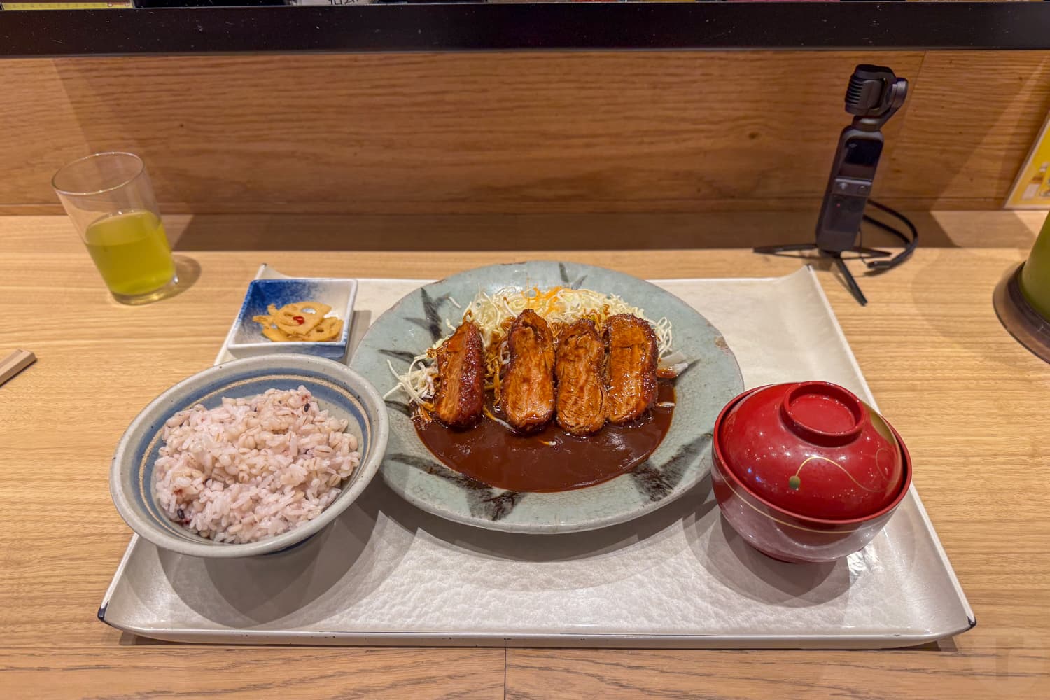 注文したのは「ひれとんかつ定食」の小サイズ