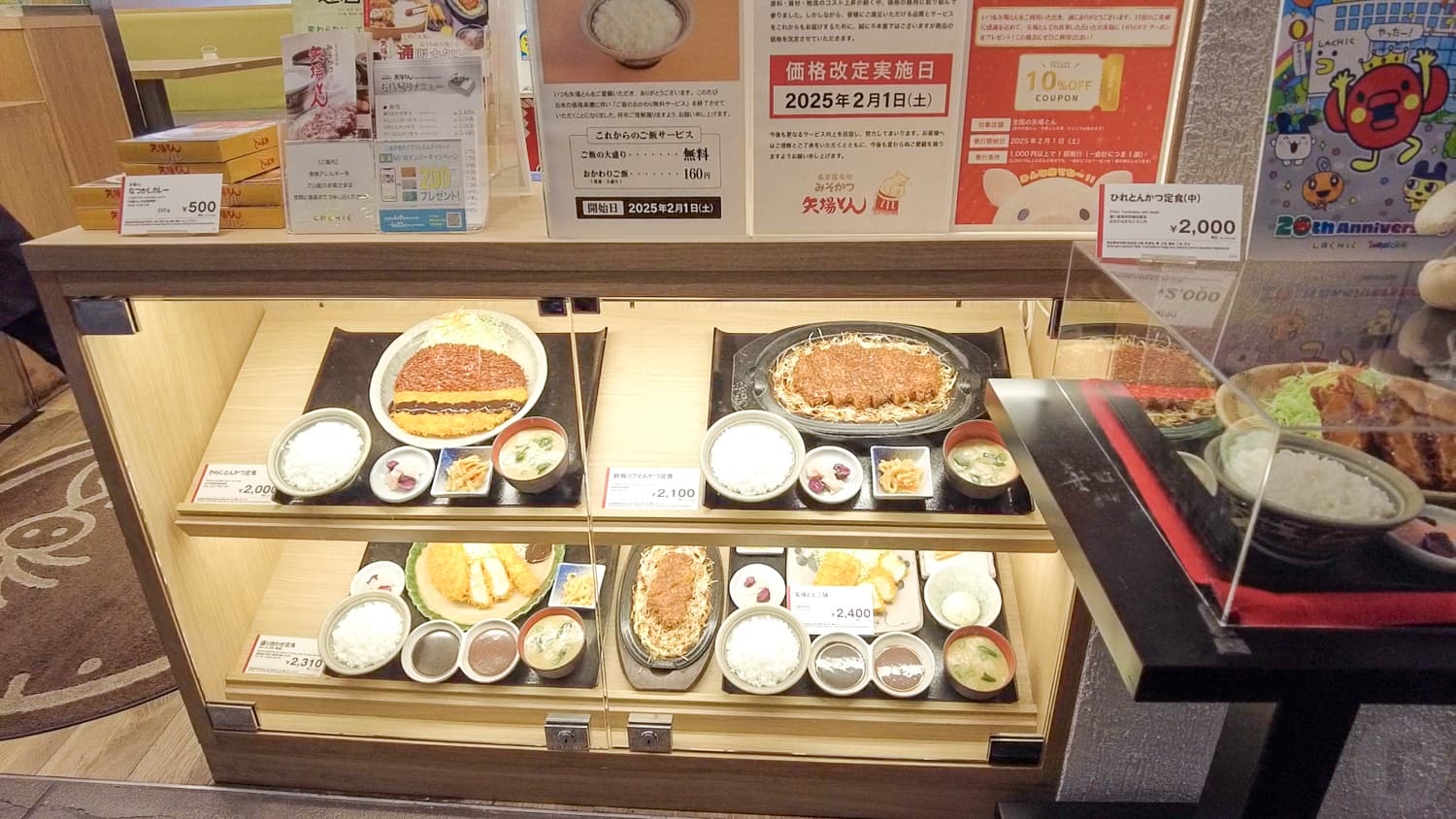 定番メニューは分かりやすくサンプル品が並べられています。2