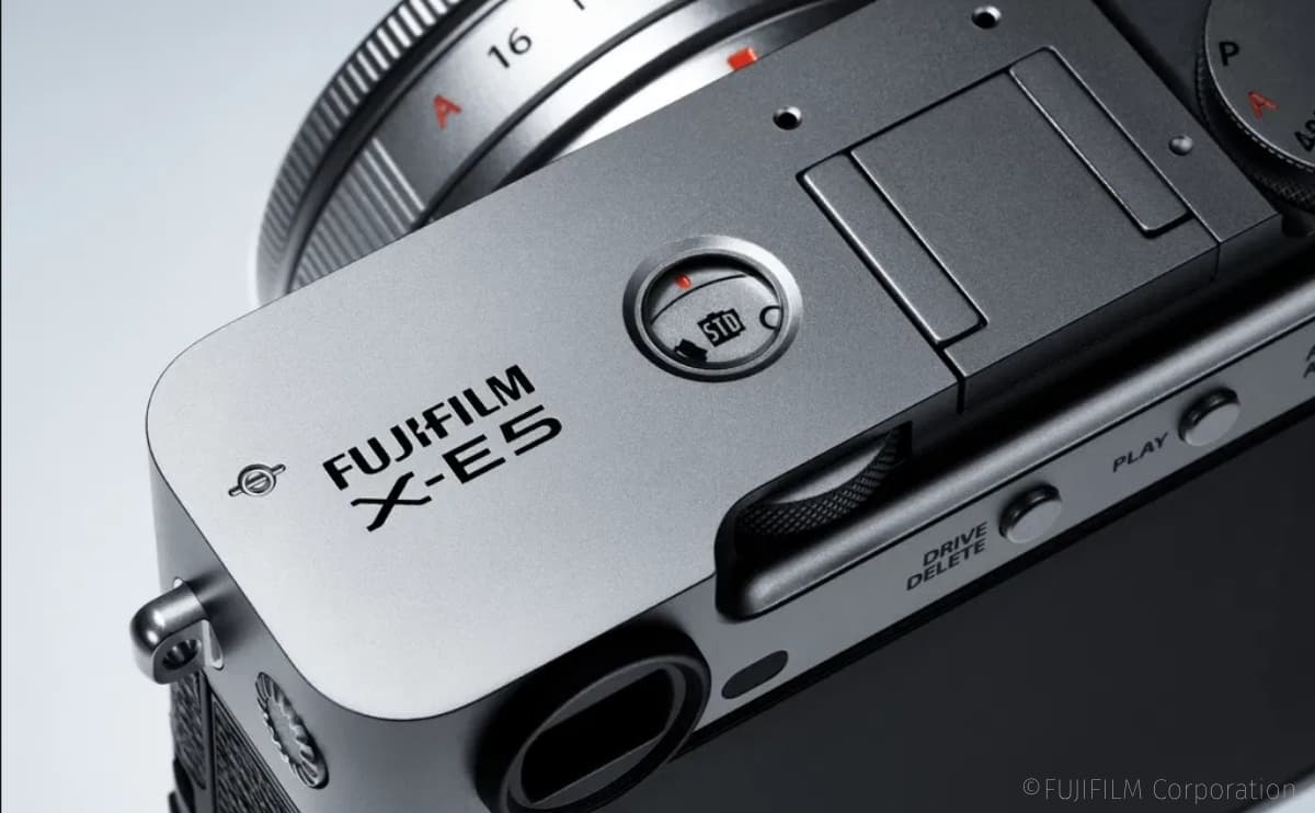 特徴的なフィルムシミュレーションダイヤルの搭載