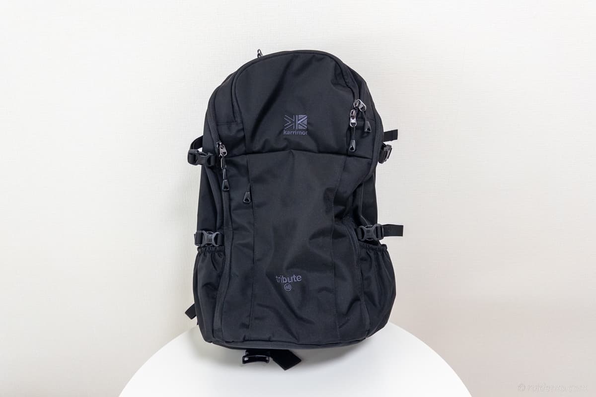 日常使いしやすいシンプルな見た目と豊富な収納部