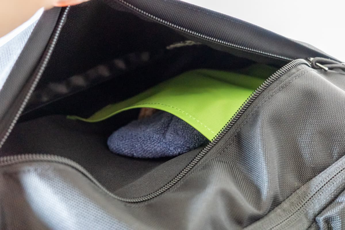 内部には小さなポケットが一つ備わっている