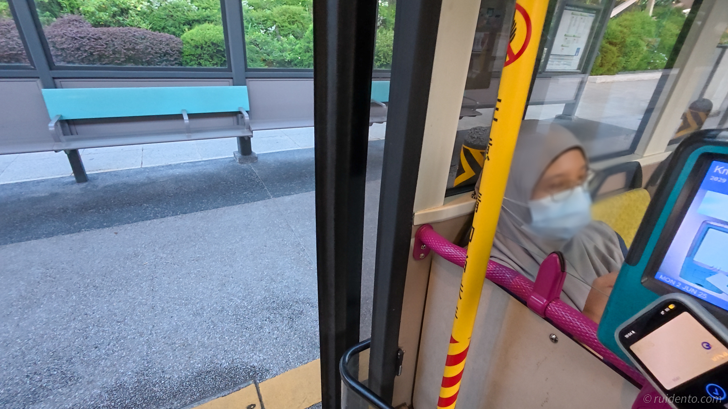 19:04 バスで5分ほど揺られて目的地に到着。