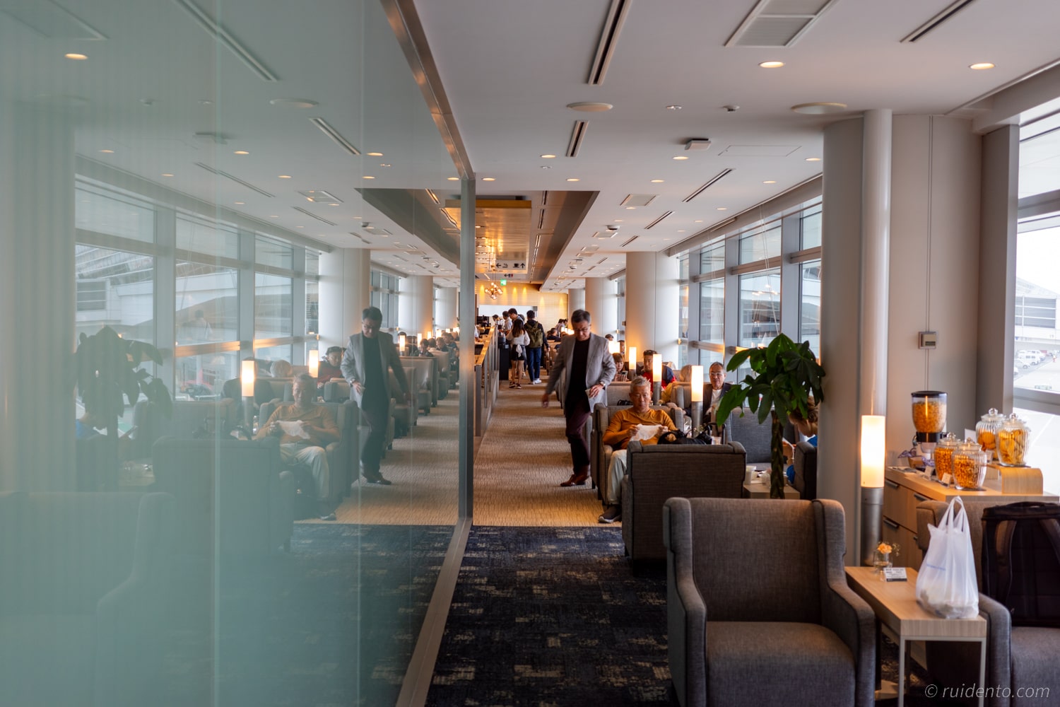 Plaza Premiun Lounge2