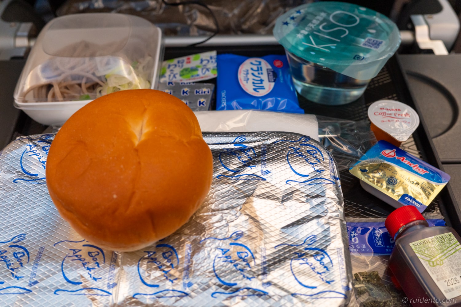 しばらくすると機内食が運ばれてきました!