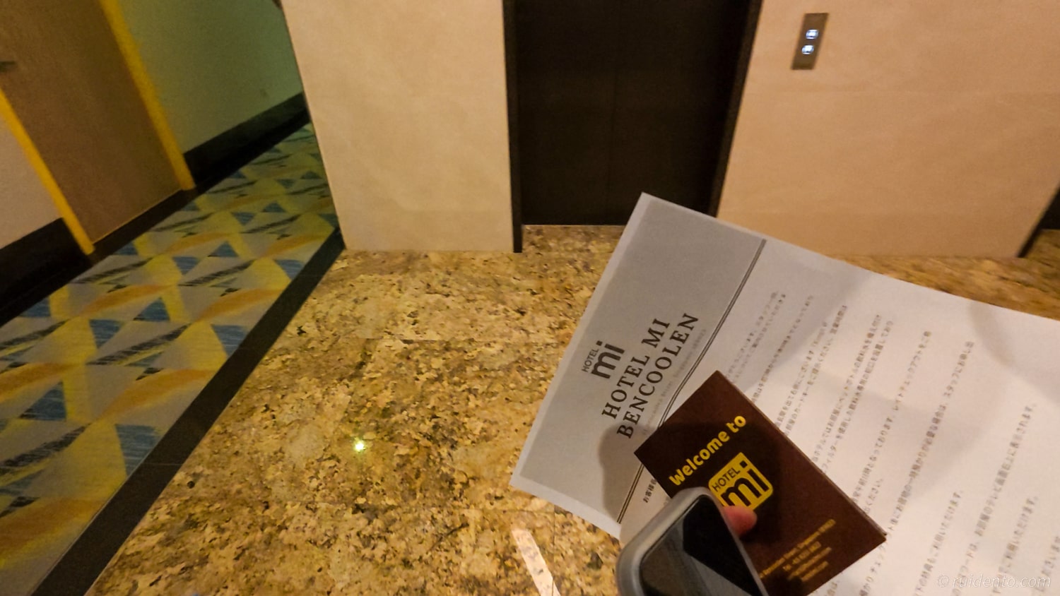 今回のお部屋は2階。ルームキーを受け取ってエレベーターで移動。