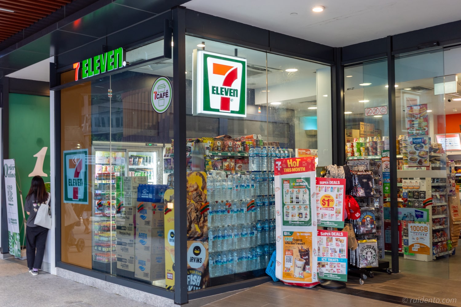 その後ホテル近くのコンビニへ。