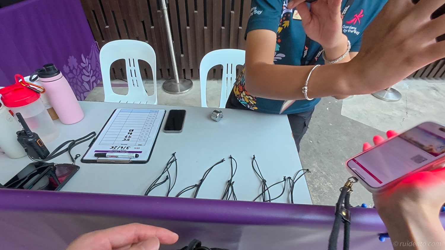 バーコードを見せてすぐに入場