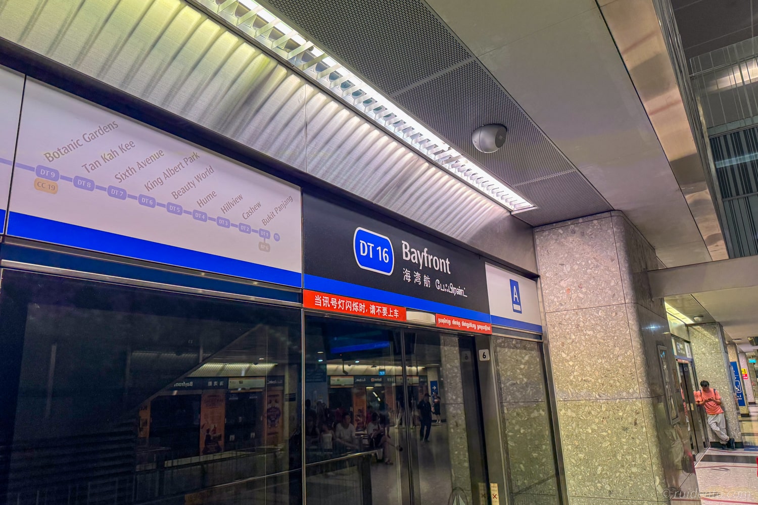 MRTベイフロント駅乗り場