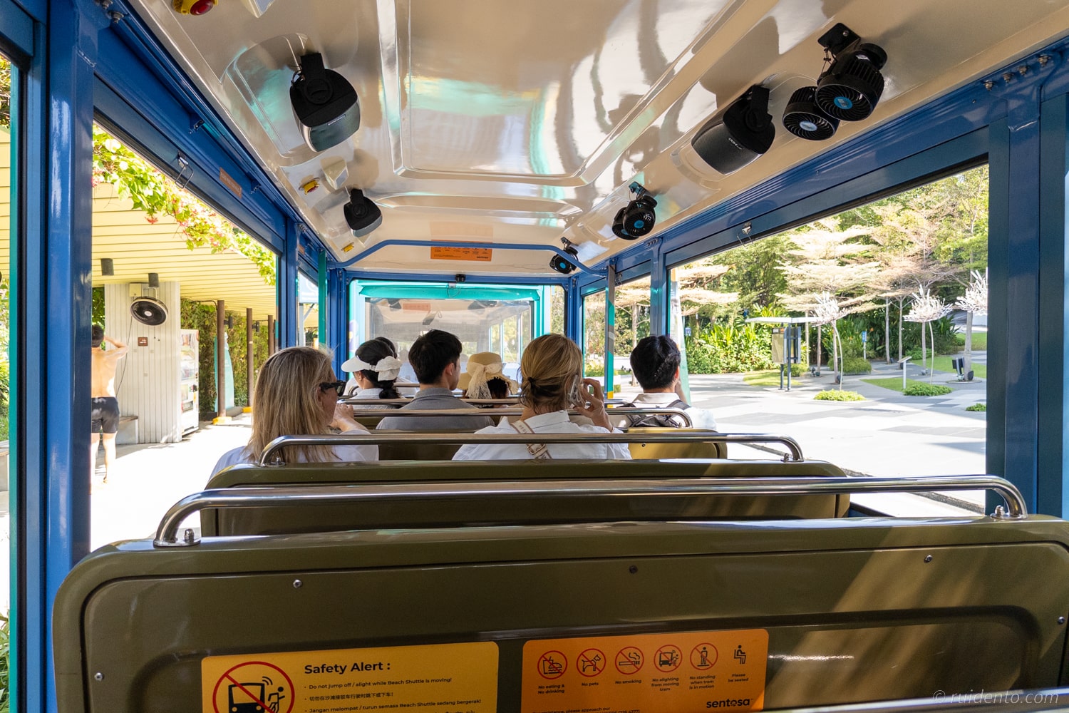 車両内には扇風機も回っていてとても快適。