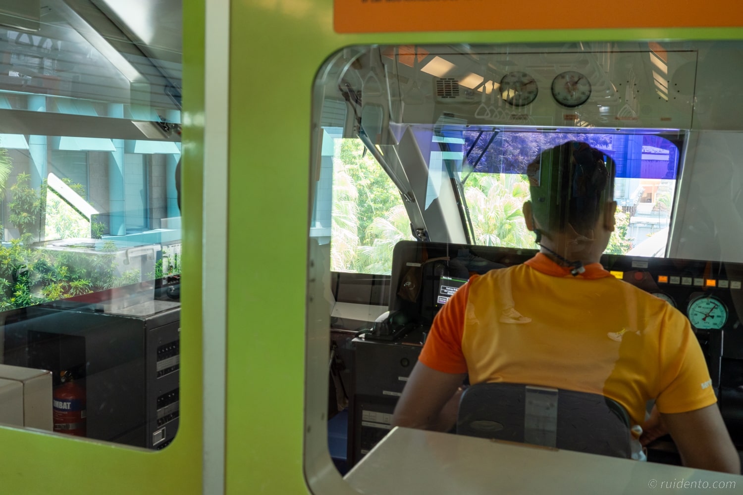 MRTは自動運転みたいだけど、モノレールはさすがに有人