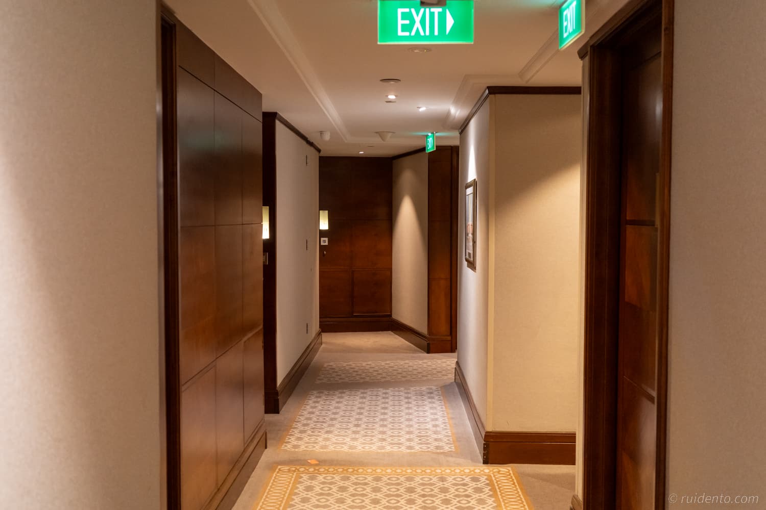 部屋の前