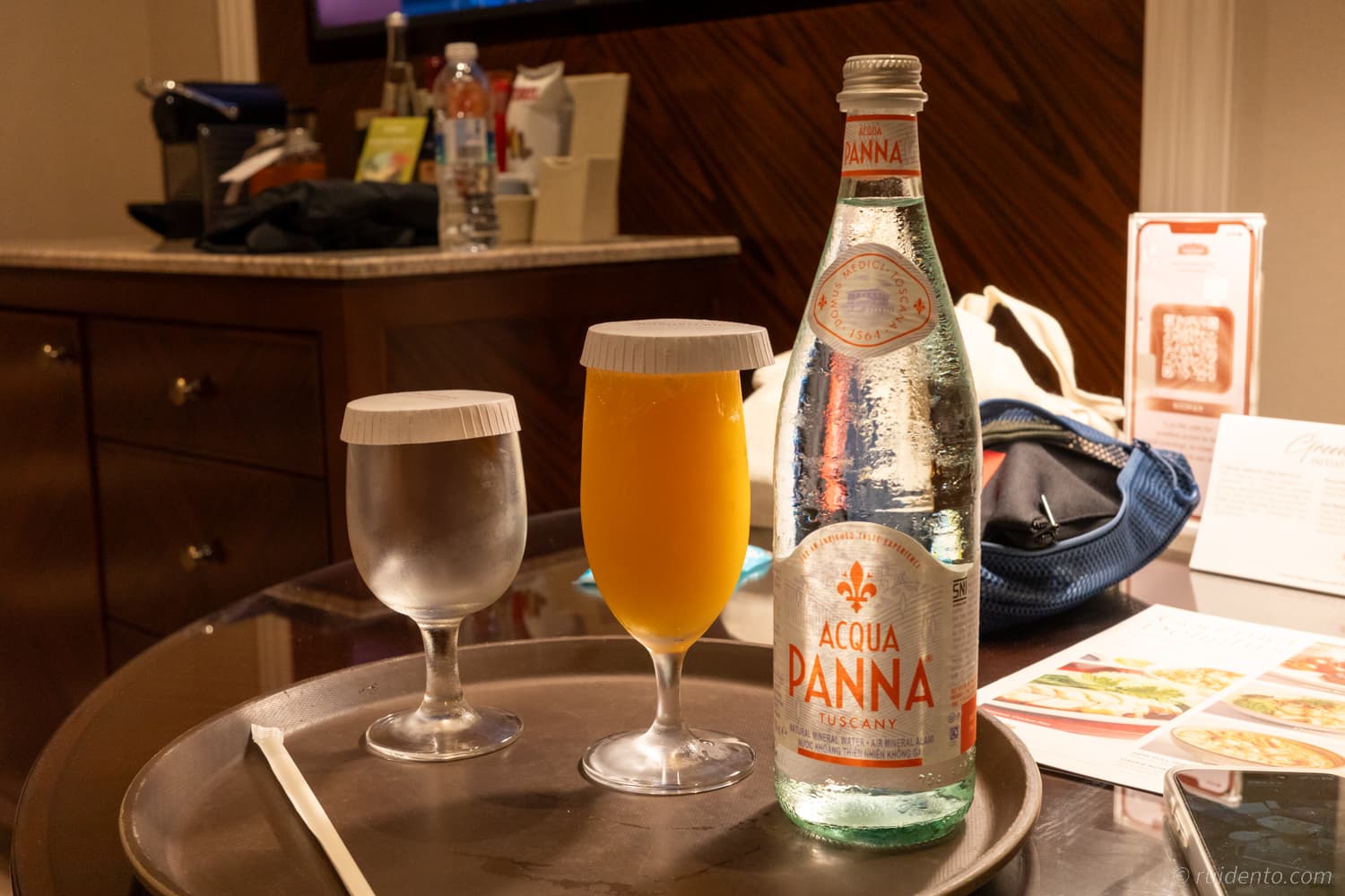 食欲はなかったので、ミネラルウォーターとオレンジジュースを注文しました。