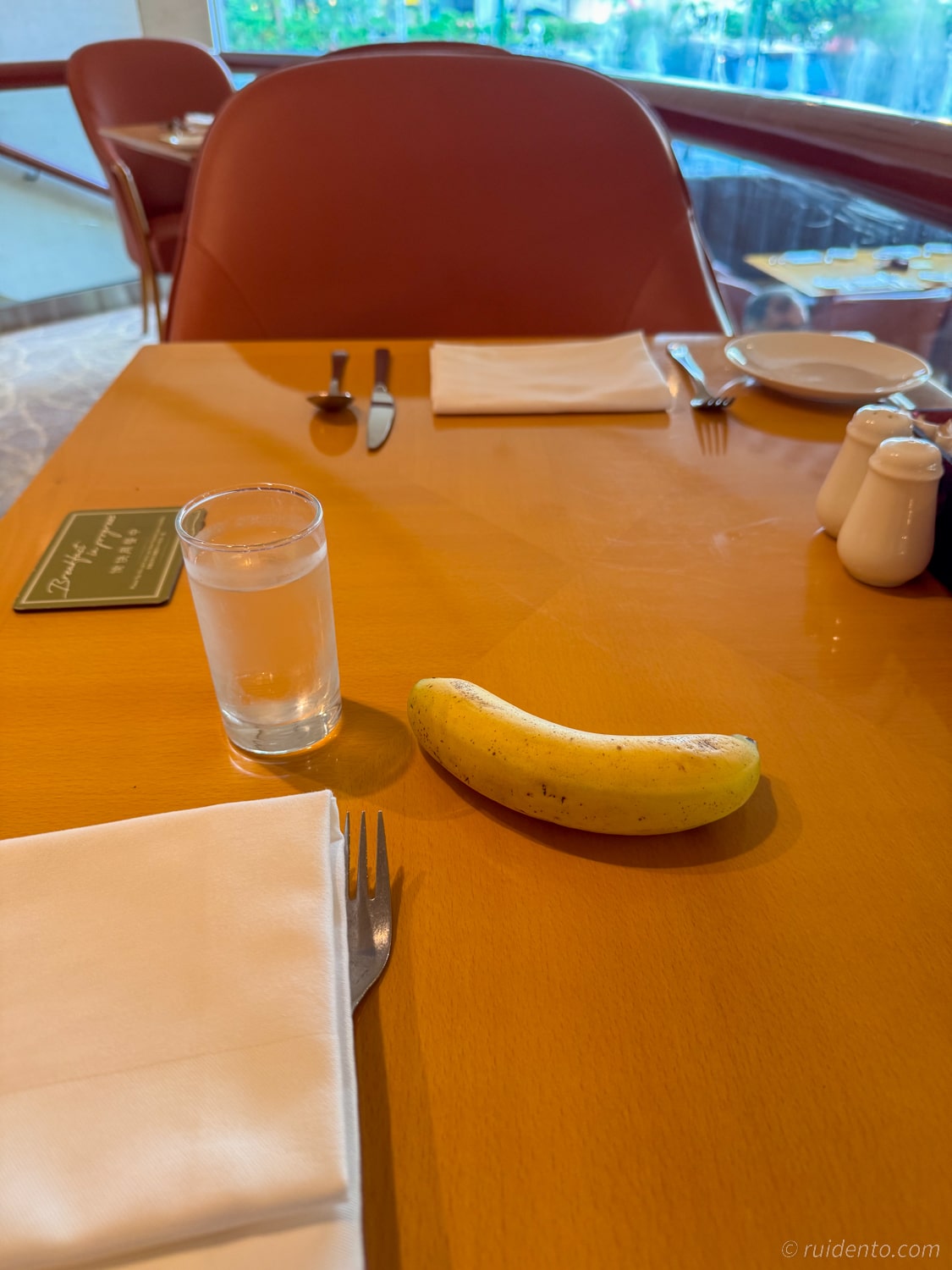 とりあえず水とバナナを手にとってテーブルへ。