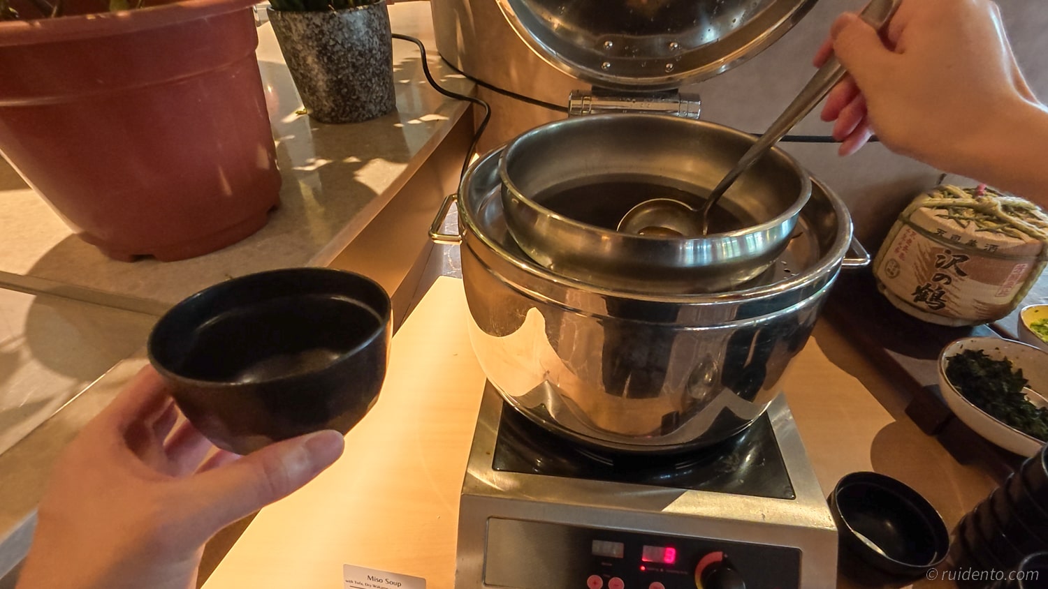 テーブルも日本食コーナーのすぐ隣に案内してもらったので、すぐにおかわりできちゃいます。