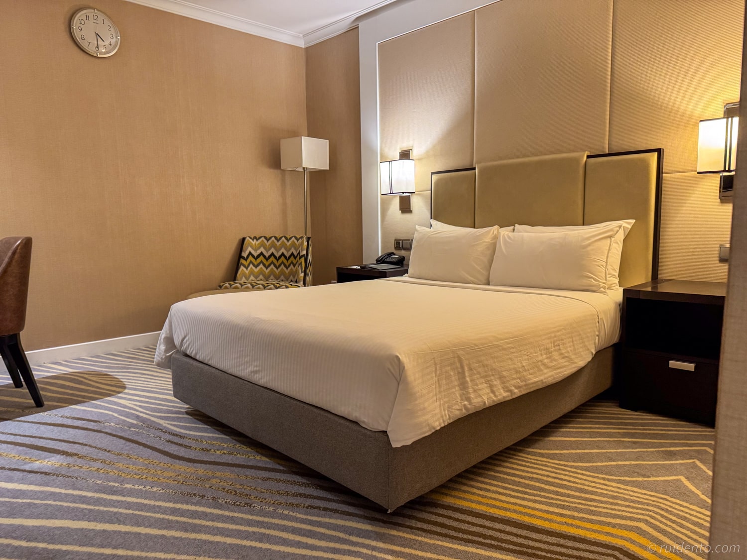 Ambassador Transit Hotel Terminal 2の部屋の様子。ダブルベット。
