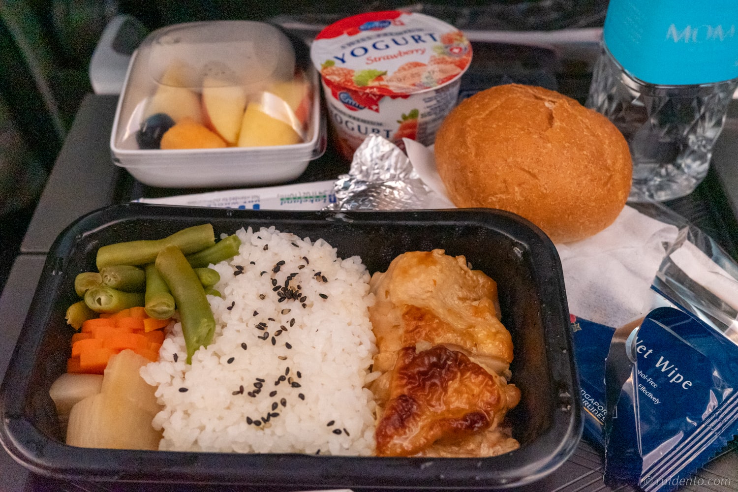 朝6時にしては結構ボリューミーな機内食