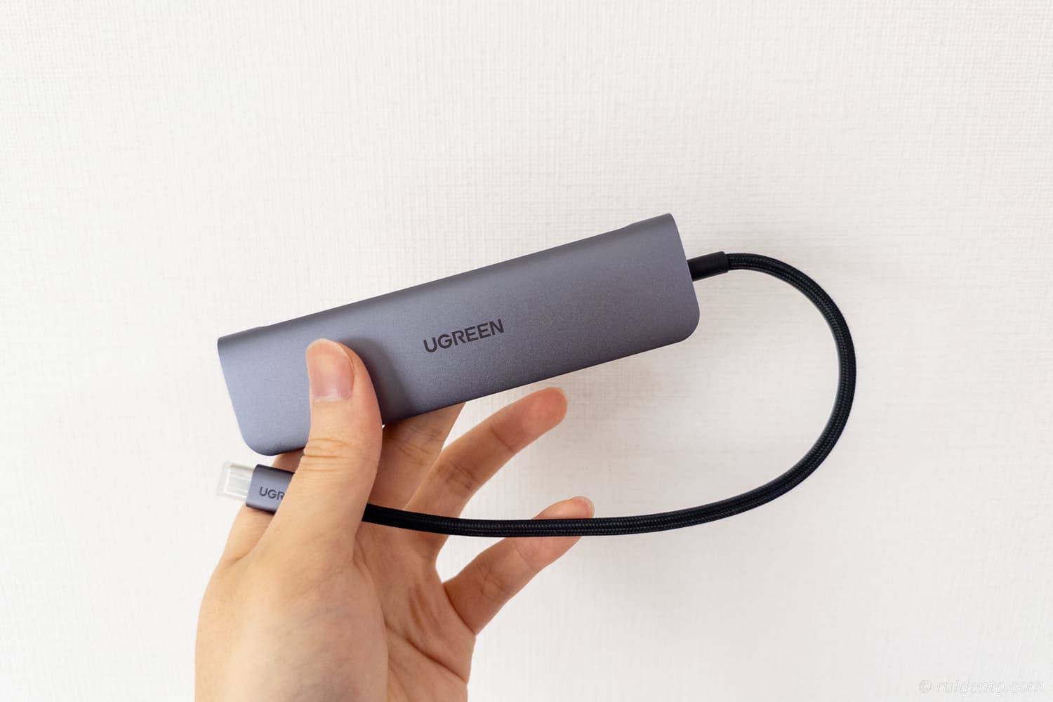 UGREEN Revodok USB-Cハブ 7-IN-1。手に持っている様子。