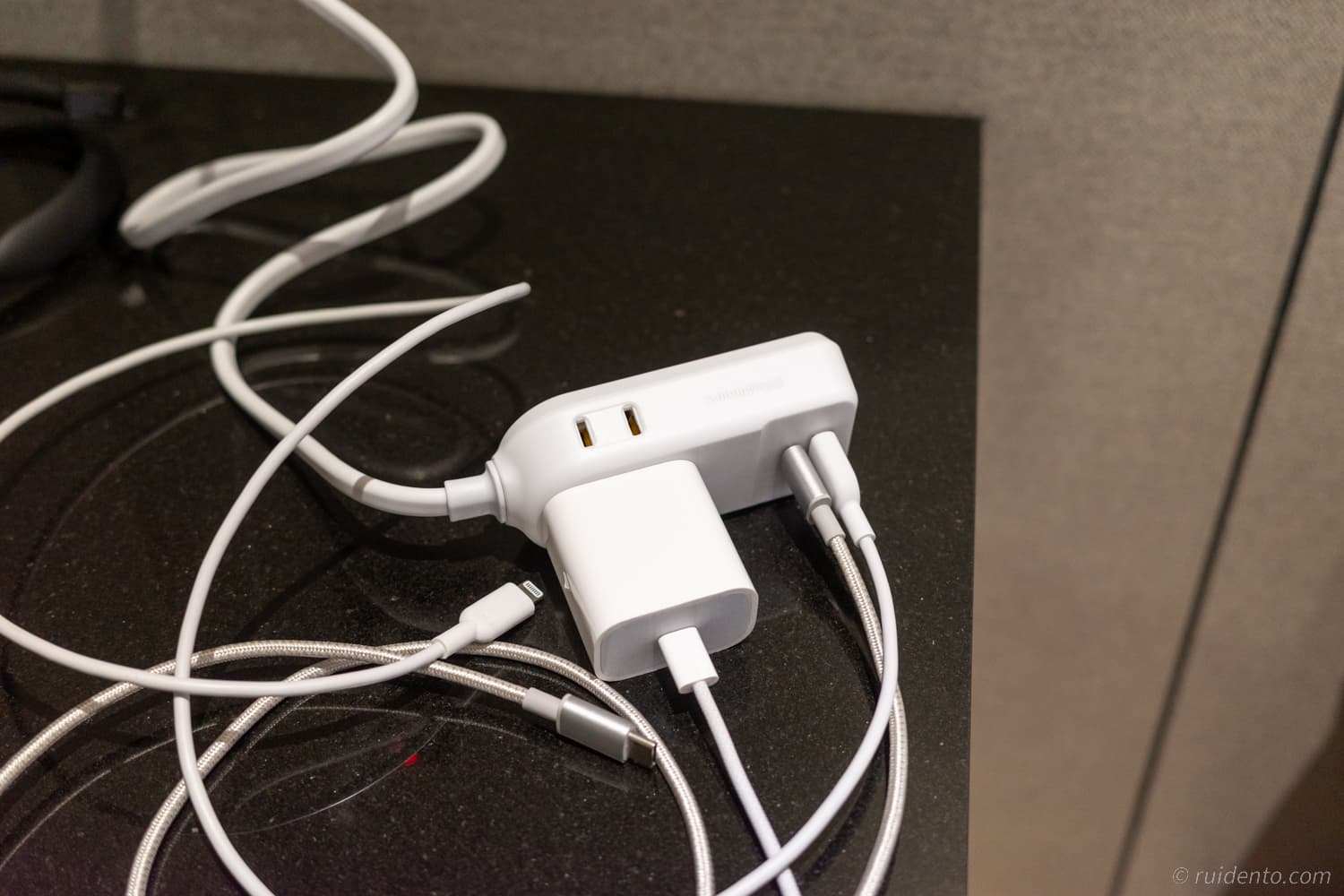 Apple純正20W充電器とUSB-Cケーブル