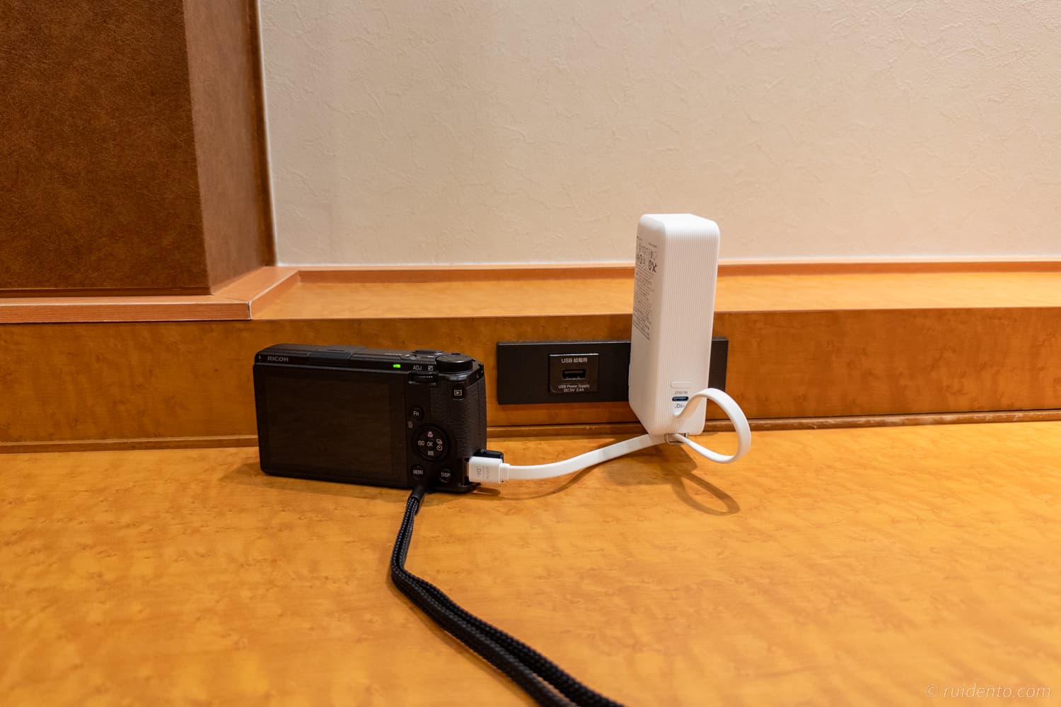 USB-Cケーブルが一体型となっているので、使いたい時にサッと使える。充電している様子。