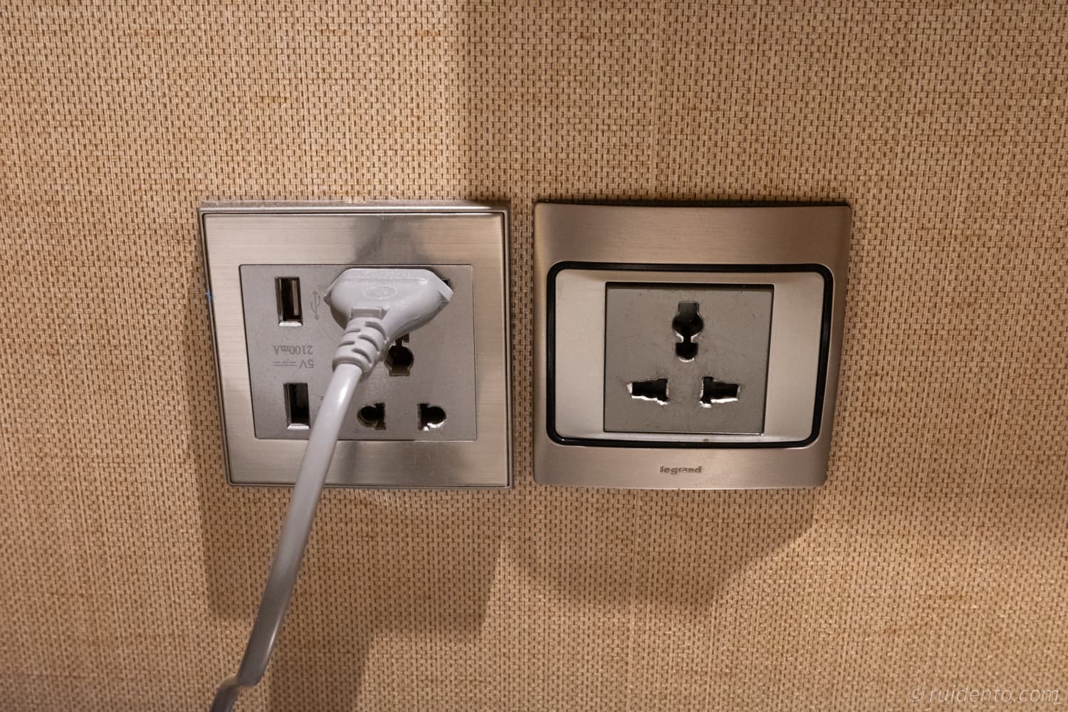 USB式の充電端子とコンセント