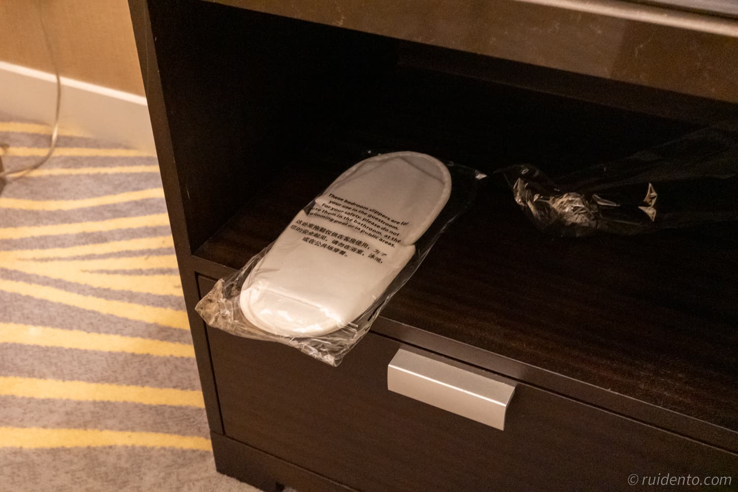 使い捨てタイプのスリッパ