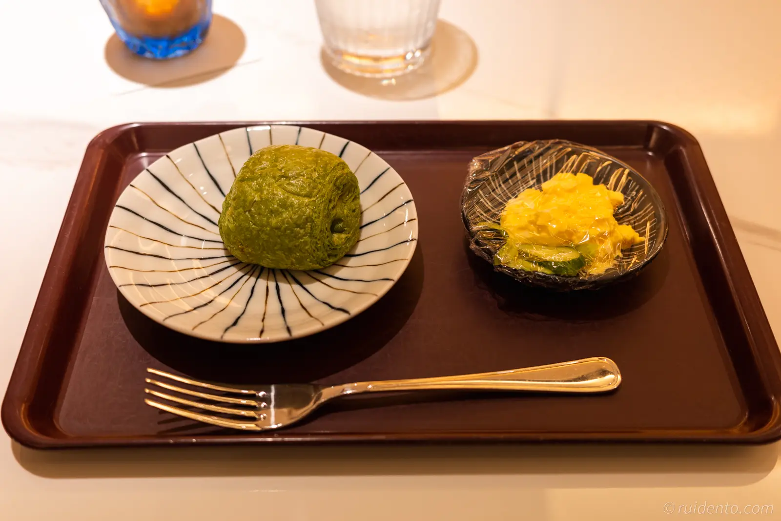 抹茶のデニッシュパンとタマゴサラダ