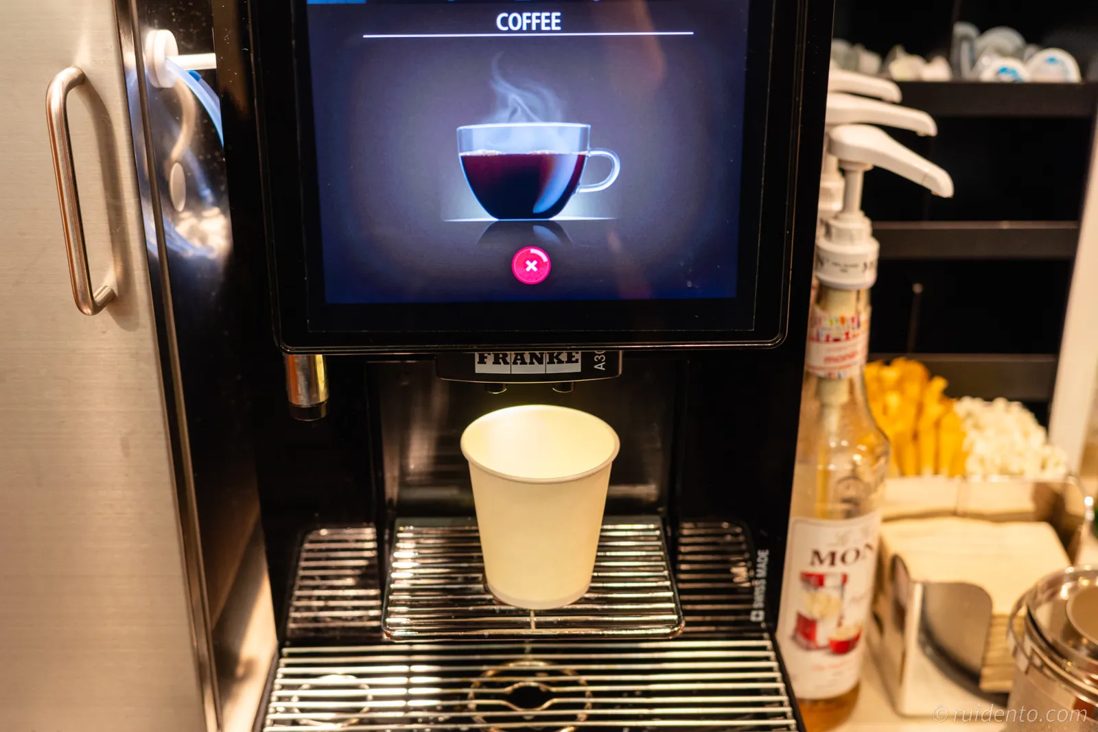 カップを置いて注ぐ様子