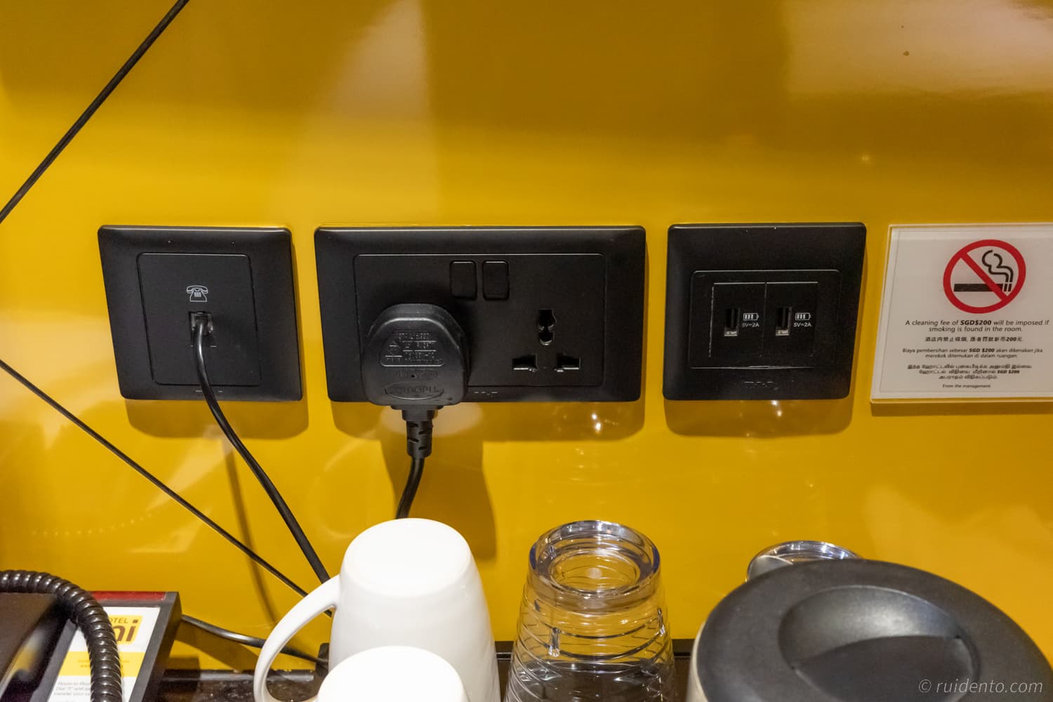 デスクには電源とUSB端子も備え付けられています。